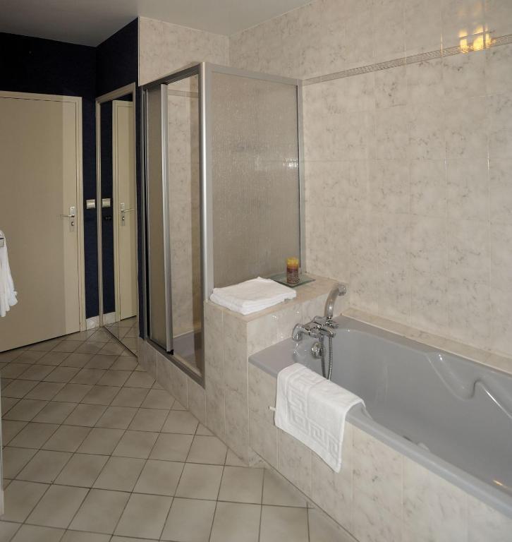 Hotel Logis Le Relais De La Poste Neuveglise Номер фото
