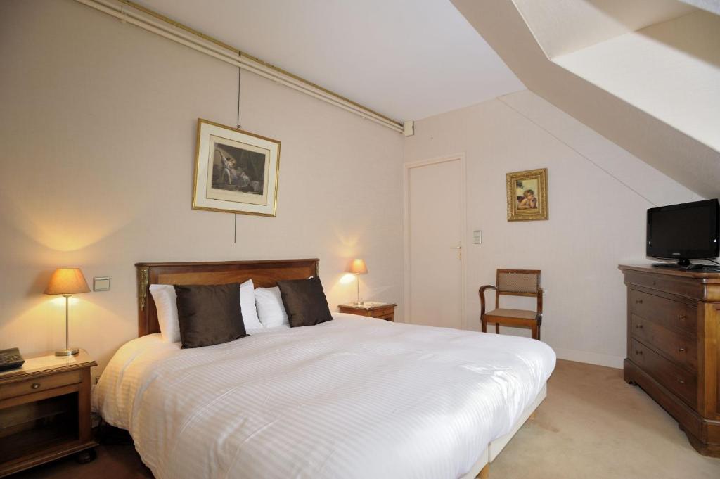 Hotel Logis Le Relais De La Poste Neuveglise Екстер'єр фото